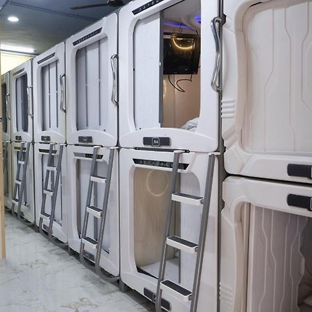 Astropods Hotel Мумбай Екстериор снимка