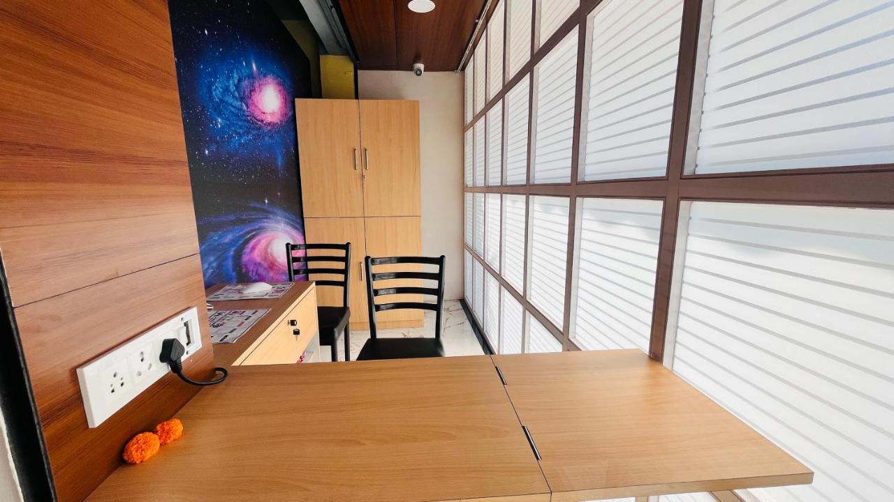 Astropods Hotel Мумбай Екстериор снимка