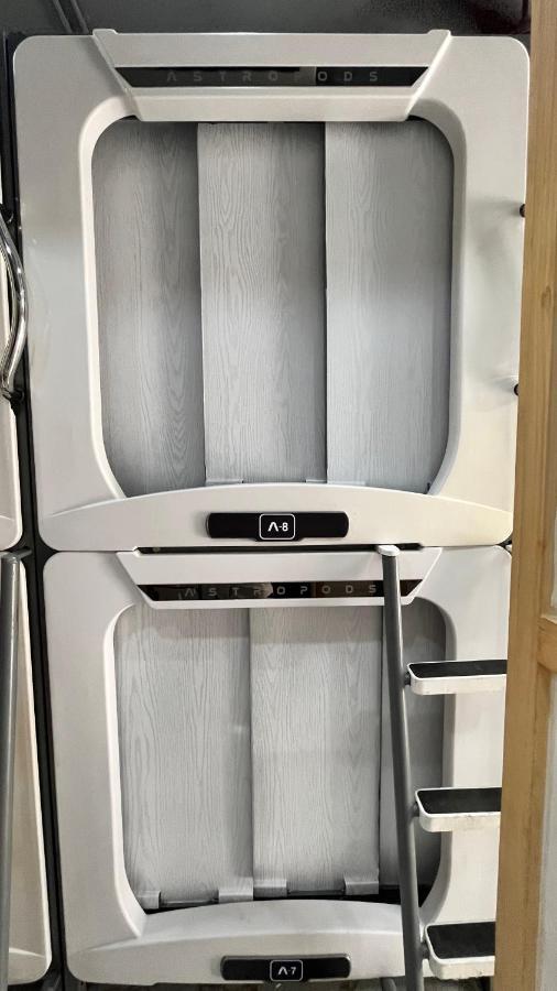 Astropods Hotel Мумбай Екстериор снимка