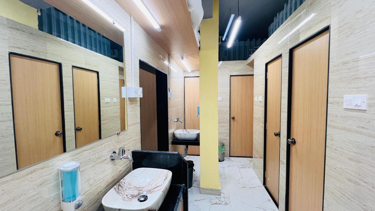 Astropods Hotel Мумбай Екстериор снимка