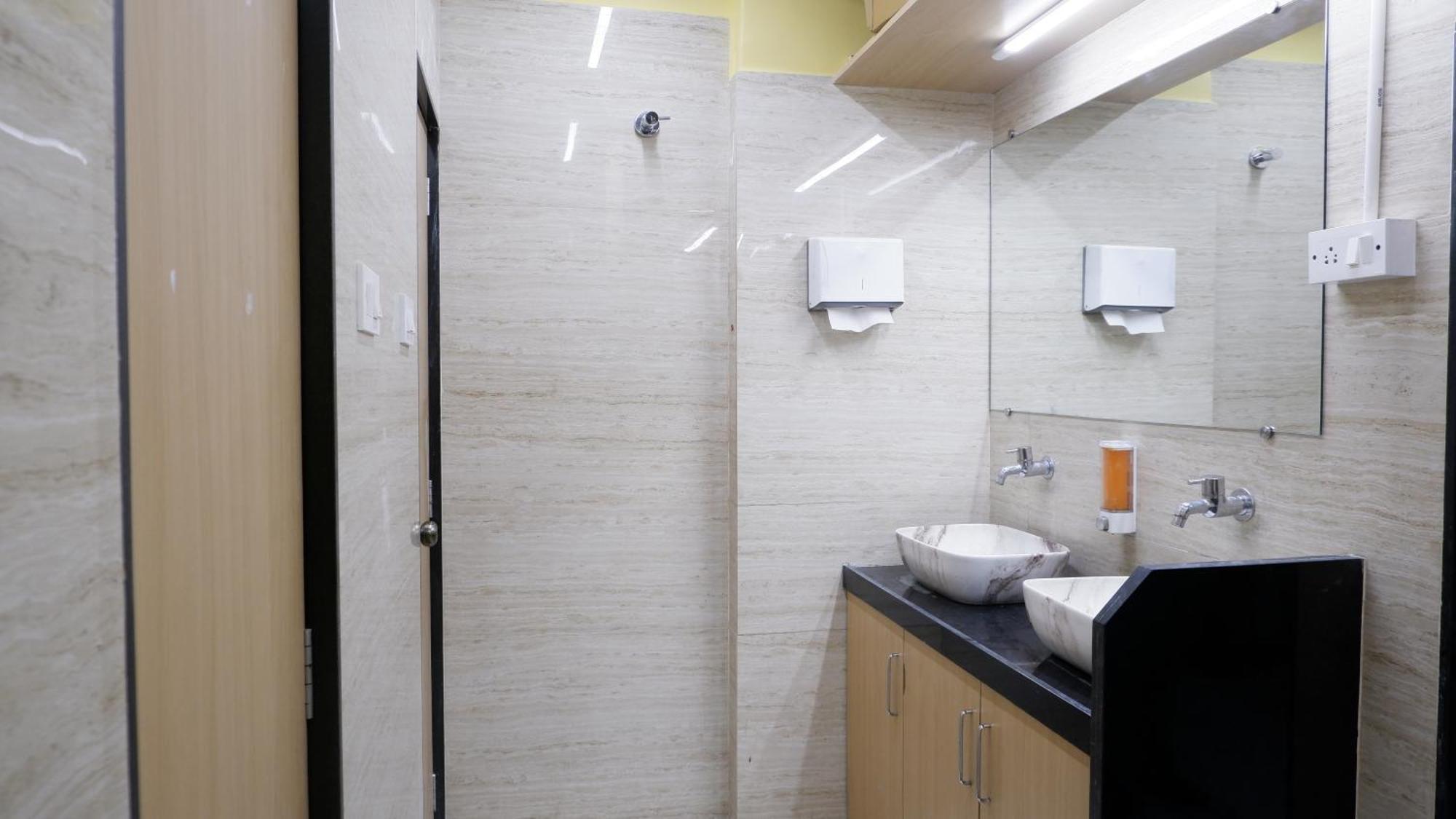 Astropods Hotel Мумбай Екстериор снимка