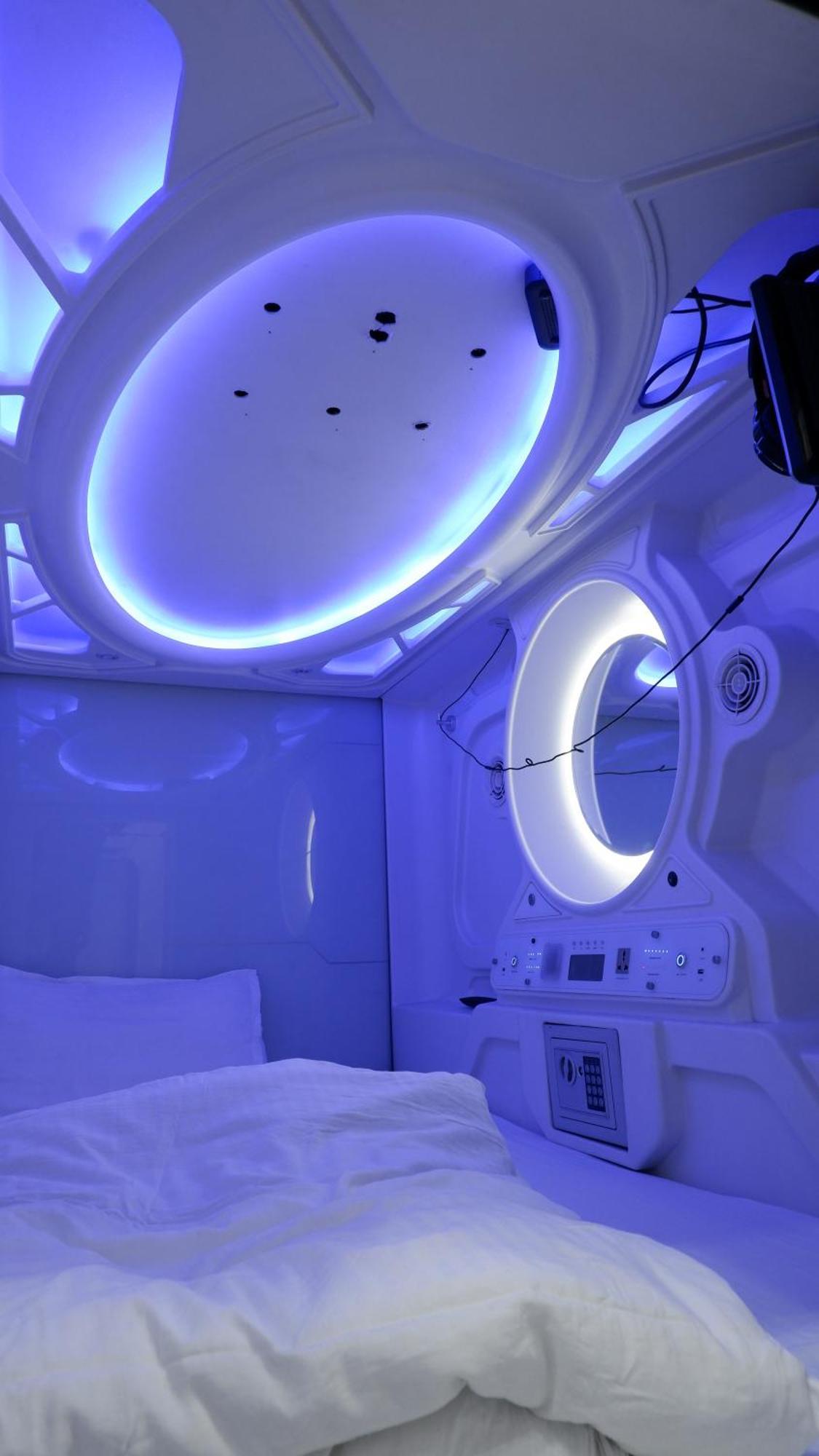 Astropods Hotel Мумбай Екстериор снимка
